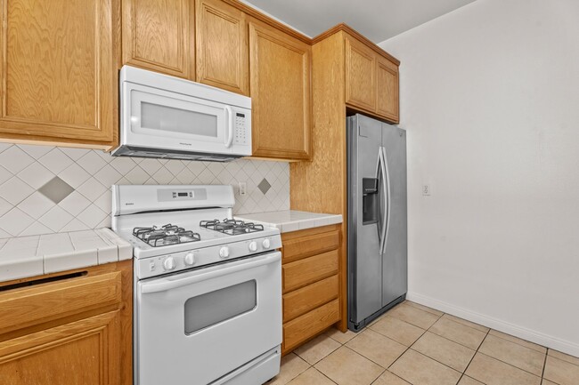 Building Photo - Spacious 2-Bed Townhome with Private Rooft...