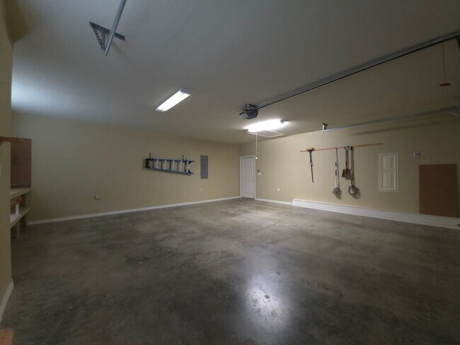Building Photo - BEAUTIFUL and SPACIOUS 3-bedroom, 2-bathro...