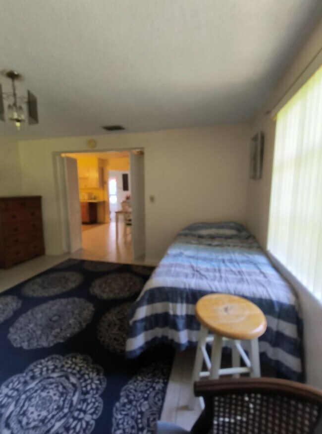 Building Photo - Spacious 3-Bedroom 1.5 Bathroom House for ...