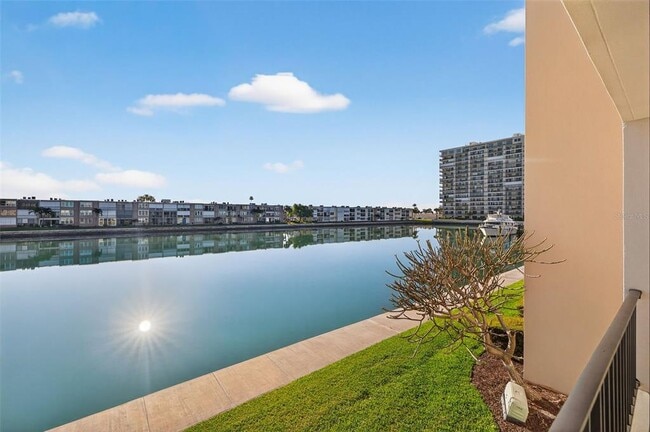 Building Photo - 7625 Sun Island Dr S