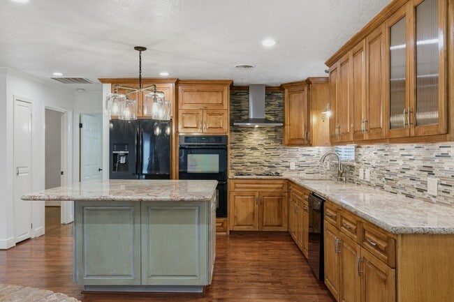 Building Photo - 1320 Woodvine Dr