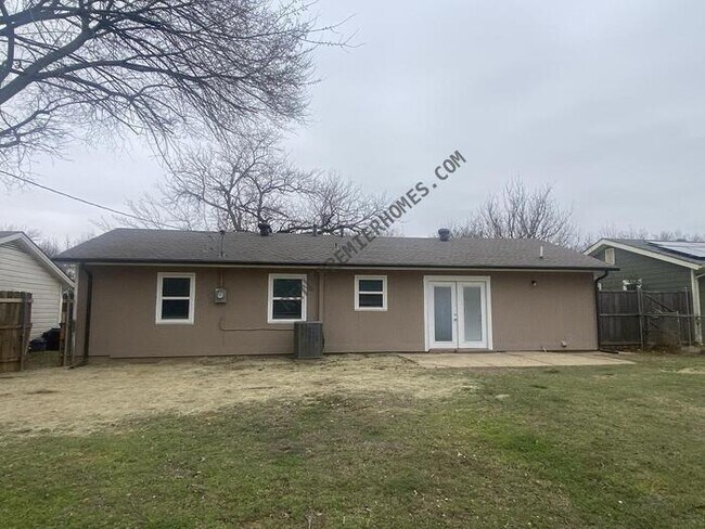 Building Photo - 1018 Harris Dr