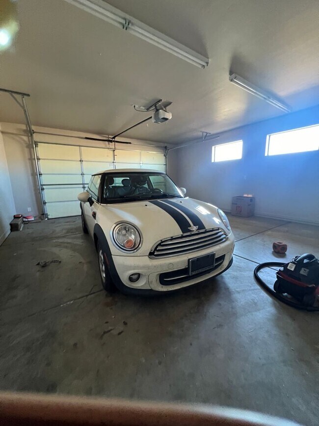 Building Photo - Charming , Single story 3 Bedroom , 2 Bath Home!