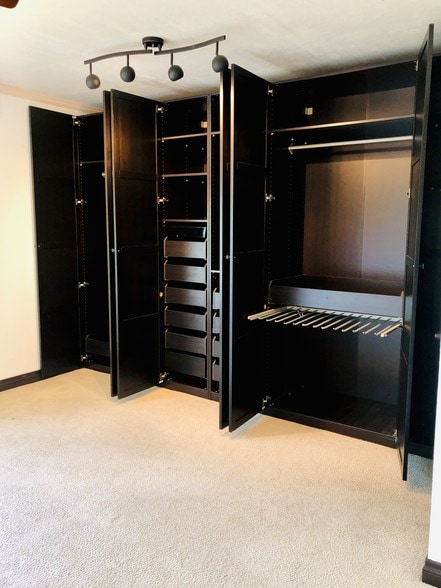 Designer Closet - 3907 La Crescenta Ave