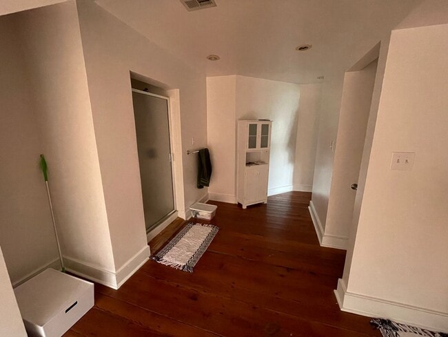 Building Photo - Spacious Three Bedroom Apartment on Calhoun Street