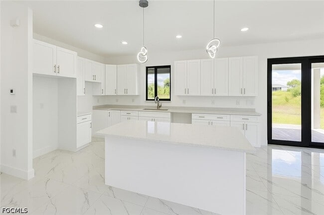 Building Photo - 612 Ames St E