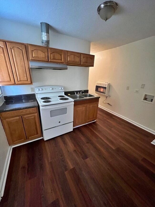 Building Photo - Recently renovated 1 Bedroom Duplex Ready ...