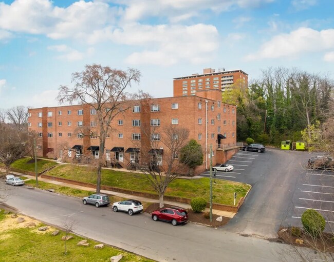 Building Photo - 2304 Riverside Dr