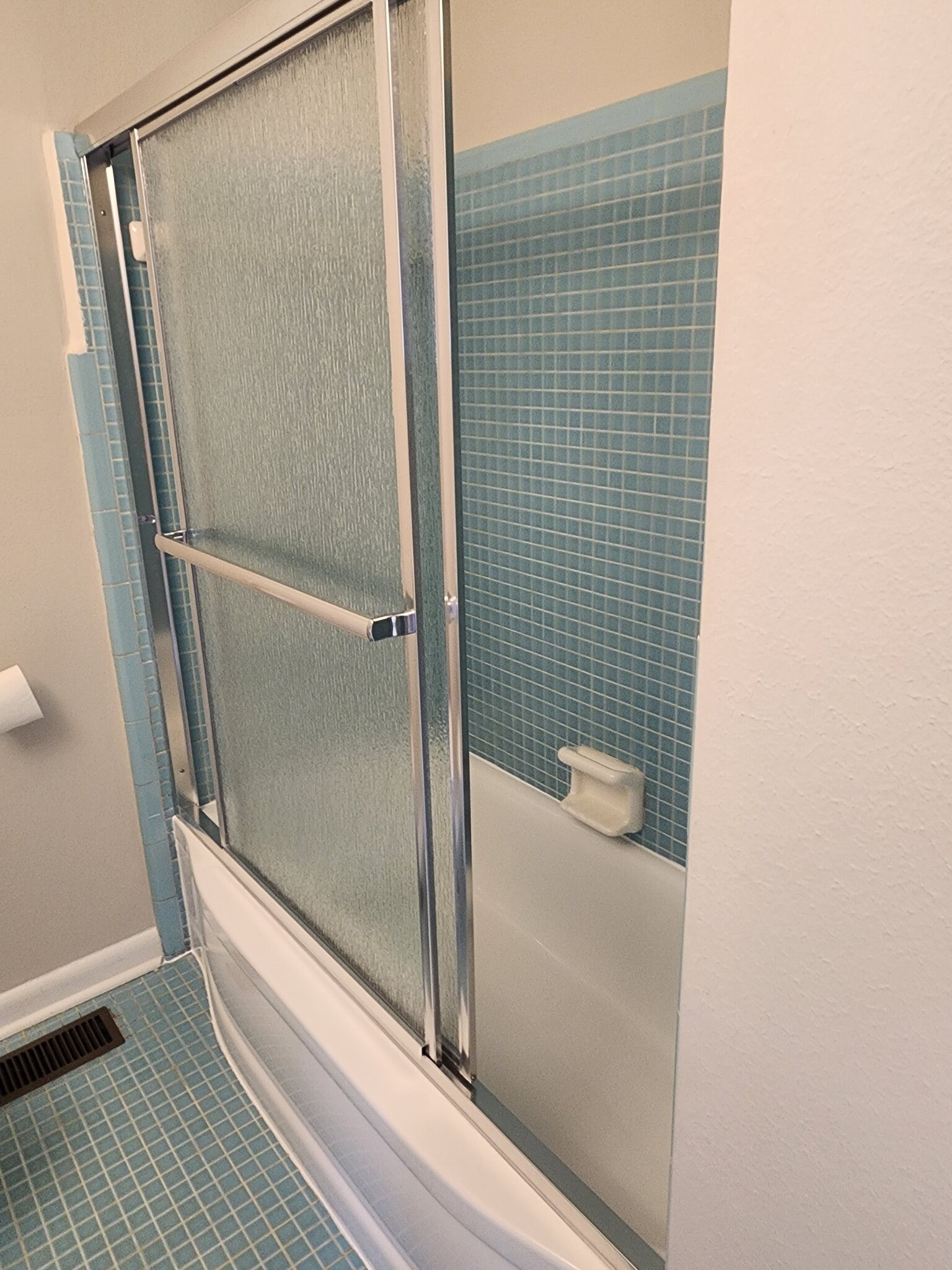 Full bath - 3231 Dorian Rd