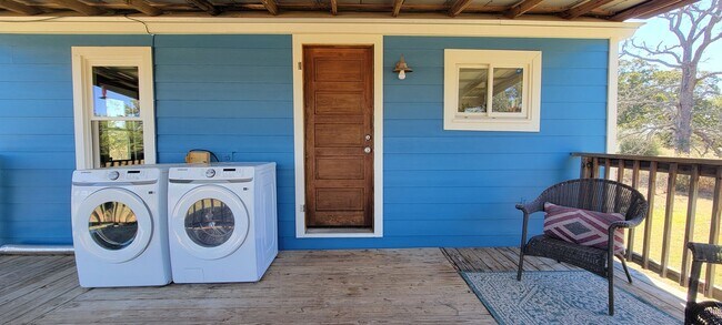 Building Photo - 2/1 Farmhouse in Smithville TX