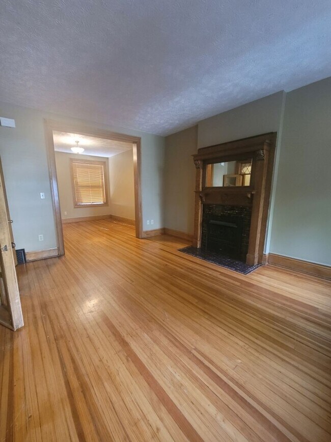 Building Photo - Beautiful 2 Bedroom Townhouse!