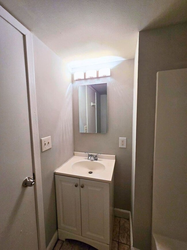Building Photo - Two level - Two BR/1BA Condo