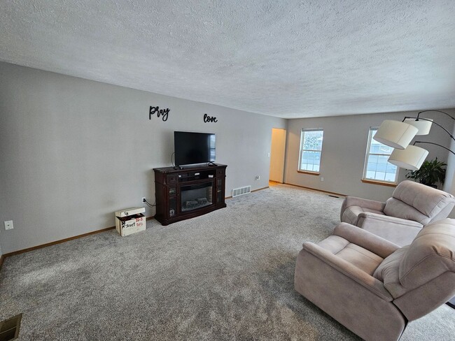 Building Photo - Beautiful Home in the Valley