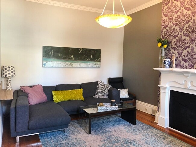 Building Photo - 3 bed 1 bath - beautiful Southside flats home, central air, in unit laundry, udpated