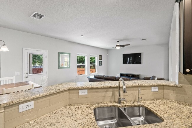 Building Photo - 2 WEEKS FREE RENT w/ 12 Month Lease!!!!!