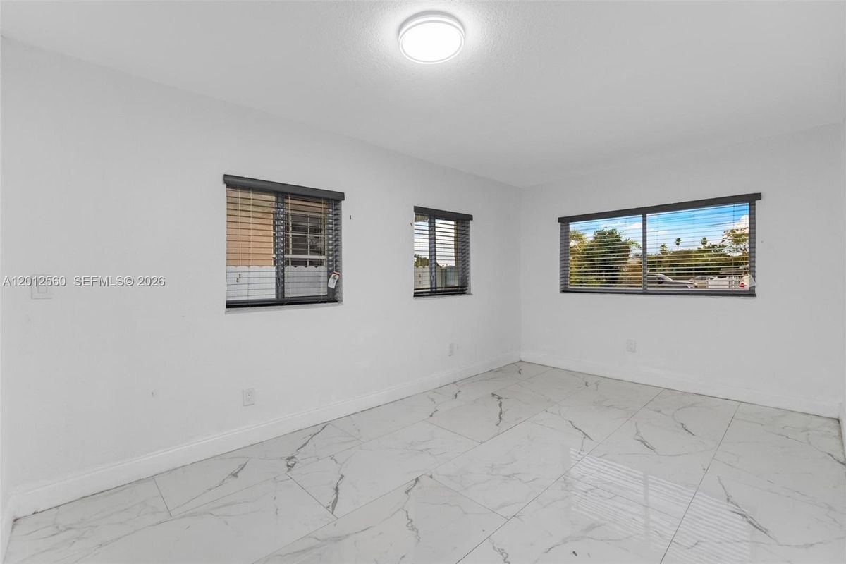 Building Photo - 4520 SW 25th St