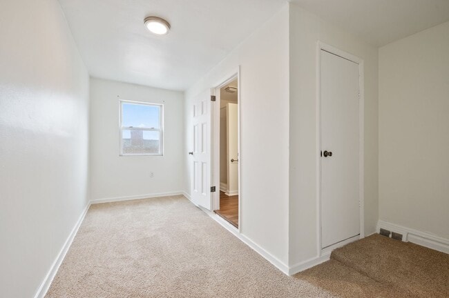 Building Photo - 2 bed 1 bath with fresh updates - great lo...