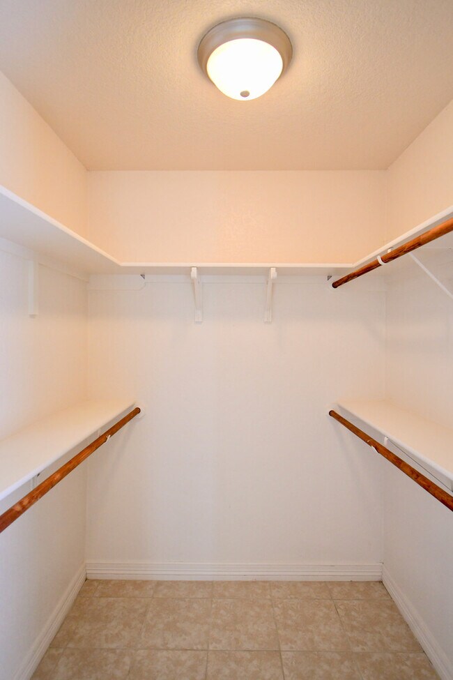 Building Photo - Lovely 3 bedroom 2 bathroom 2 car garage h...