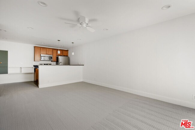 Building Photo - 10982 Roebling Ave