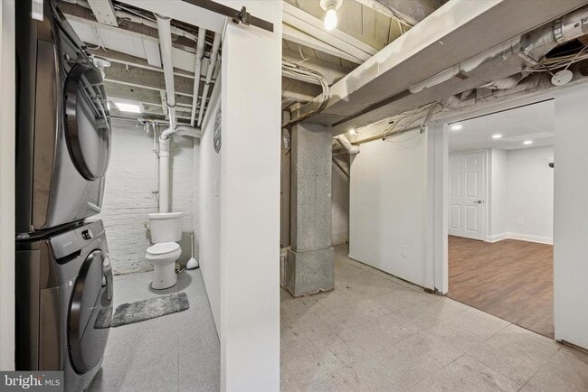 Building Photo - 271 Monroe St