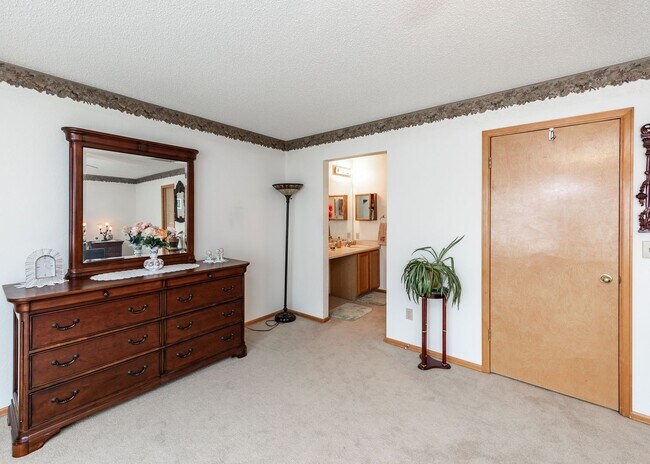 Building Photo - Spacious 5 Bedroom in D20 centrally located
