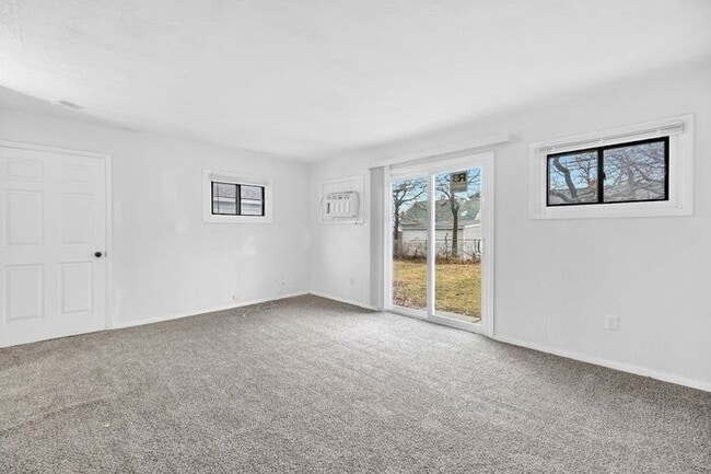 Building Photo - Stunning 5 Bed, 2 Bath Euclid Ohio!