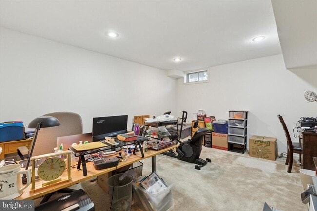 Building Photo - 220 Primrose Ln