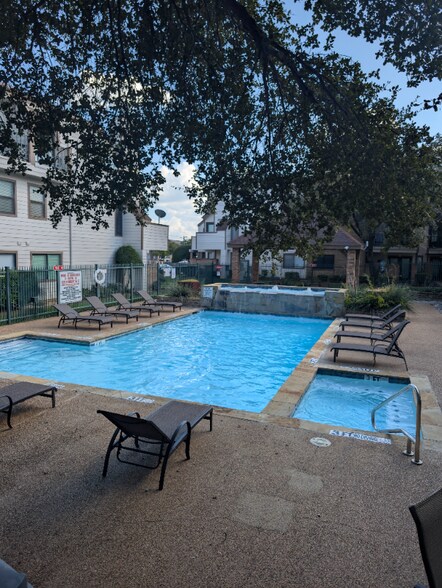 Building Photo - 2310 Bamboo Dr