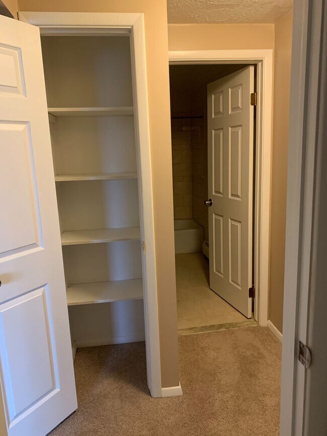 Building Photo - Large 2 Bedroom 1 Bath Apartment
