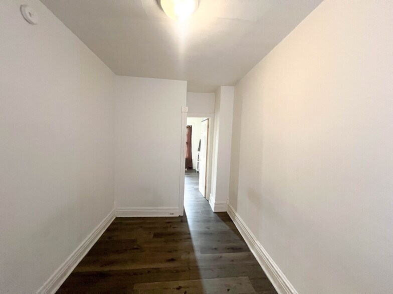 Building Photo - 117 1/2 N Penn St