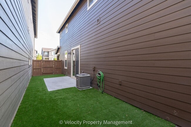Building Photo - Lovely 3 bedroom, 2.5 bathroom home plus a...