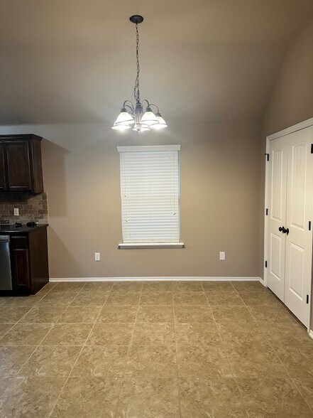 Building Photo - 2316 Golden Ln