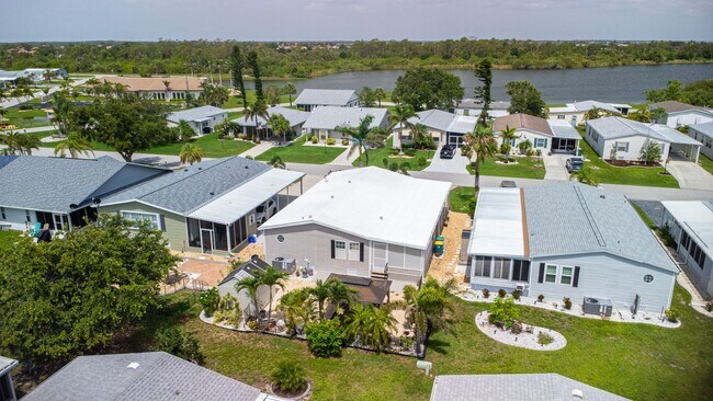 Building Photo - Florida living at its finest! 3/2 with a c...