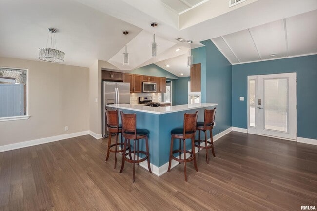 Building Photo - 4640 5th Ave