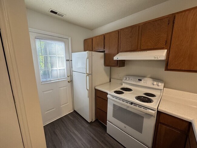 Building Photo - 2 bed 1.5 Bath