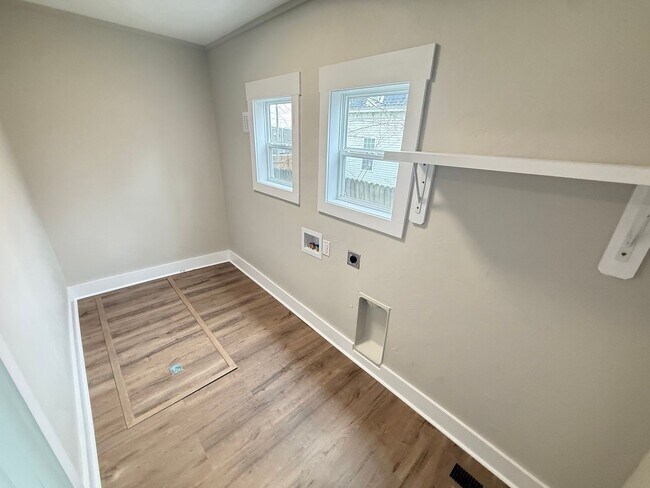 Building Photo - 823 N Main Ave