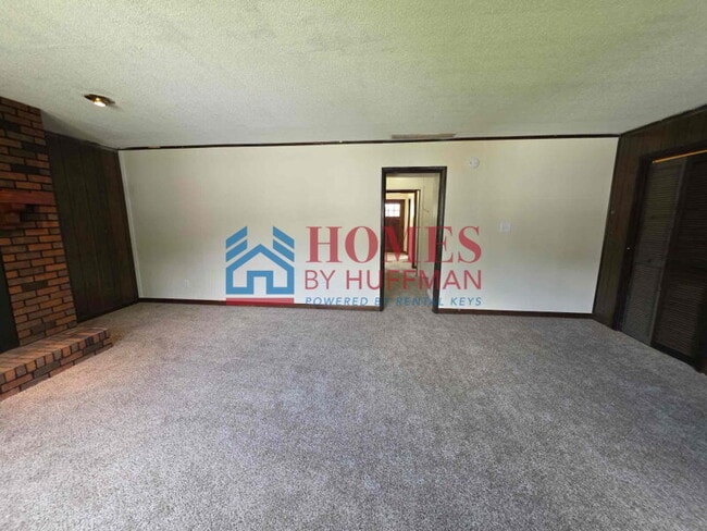Building Photo - Two Bedroom House | Detached Garage