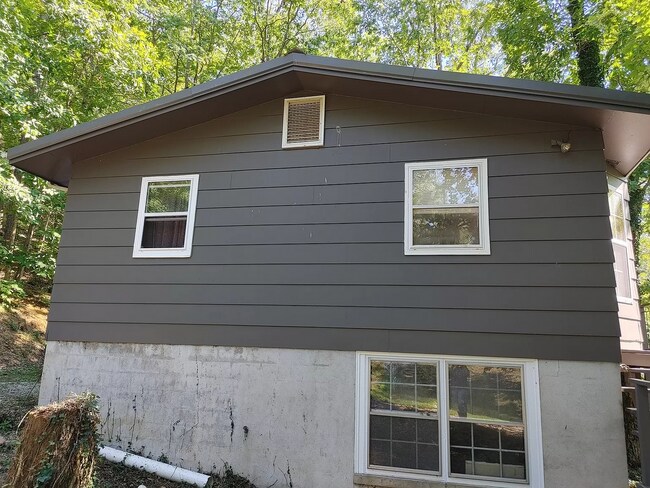 Building Photo - IRONTON - 2 bed with full basement, Nice L...