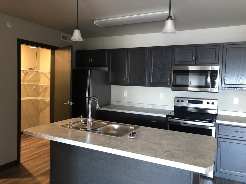 Building Photo - 913 Main Ave