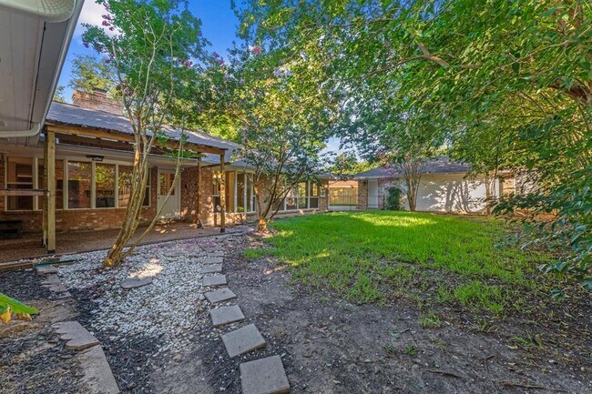 Building Photo - 11 Whittier Dr