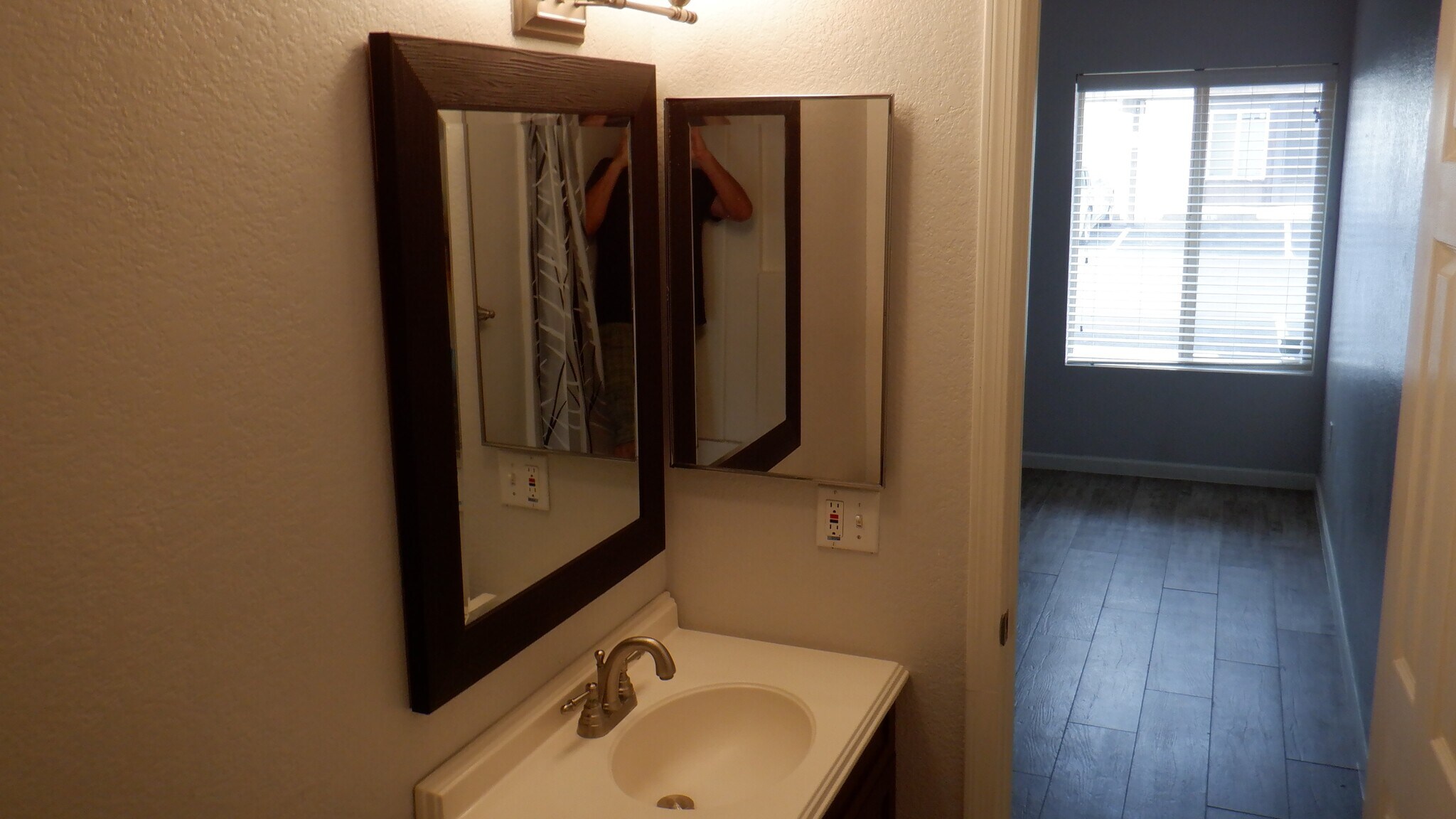 Building Photo - 712 N Santa Barbara #16