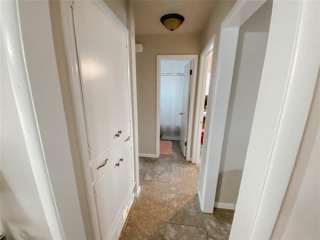 Building Photo - 208 Thompson Dr