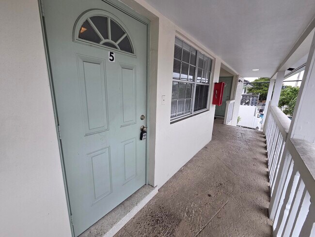 Building Photo - 1810 NE 56th St