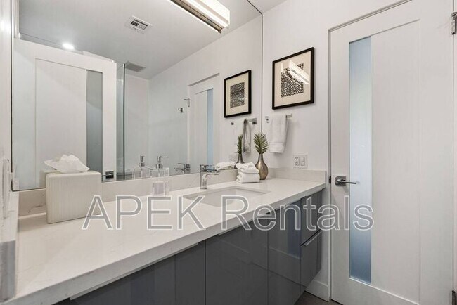 Building Photo - 945 N Buttonwillow Cir