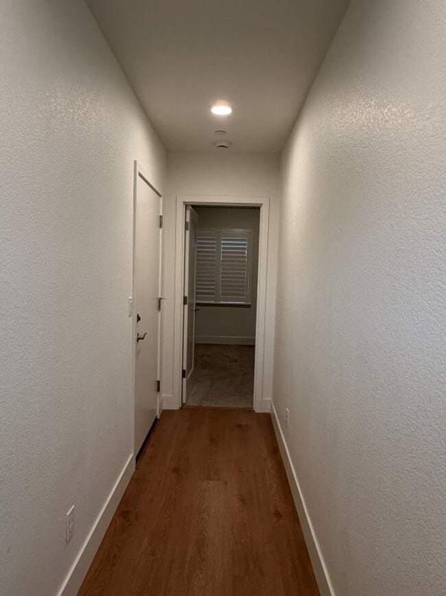 Building Photo - Loft home in downtown Woodland with SOLAR!!