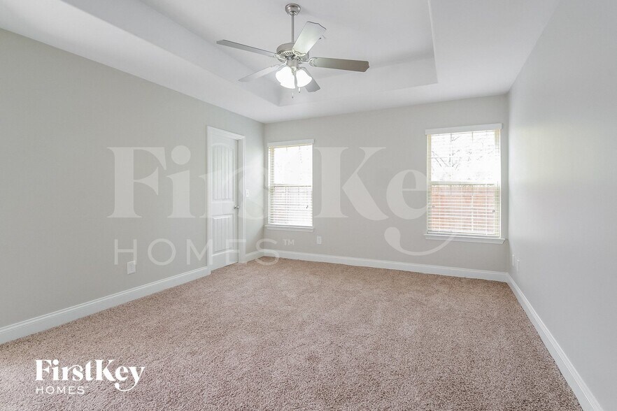 Building Photo - 460 River Crest Dr N