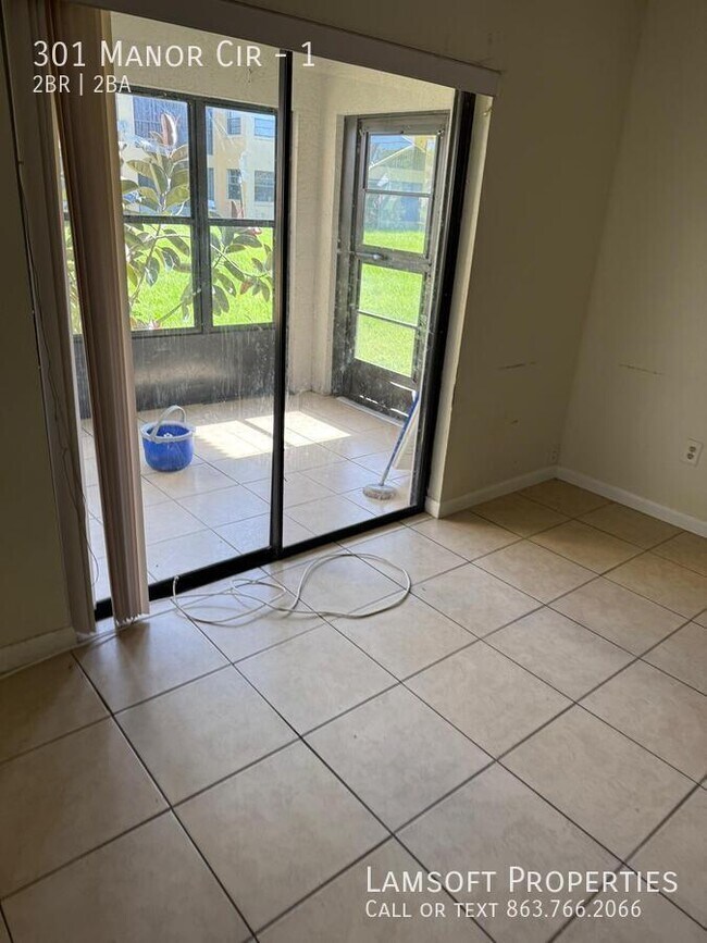 Building Photo - 301 Manor Cir
