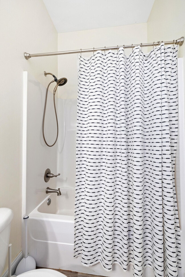 Building Photo - 930 Loring Mill Rd