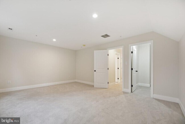 Building Photo - 43 Bennett Ave