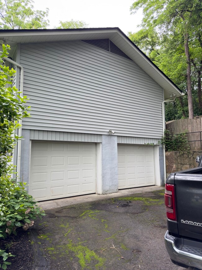 Building Photo - 10412 Pinedale Dr